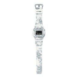 Relógio Casio G-Shock DW-5600GC-7DR Frozen Forest resina branca visor digital quadrado