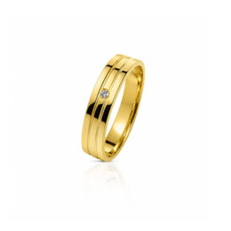 Par de alianças de ouro amarelo anatômicas de 4,5 mm, feminina cravejada com 1 brilhante central e masculina lisa com friso