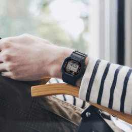 Relógio Casio G-Shock DW-5600RL-1 resina preta visor digital quadrado com detalhes vermelho azul e amarelo