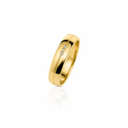 Par de alianças de ouro amarelo de 4 mm, feminina cravejada com brilhantes e masculina lisa com friso