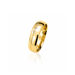 Par de alianças de ouro amarelo anatômicas de 5,5 mm, feminina cravejada com brilhantes e masculina lisa com friso