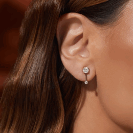 Brinco Ponto de Luz Prata 925 com moissanite brilhante 5,0 mm, 1,13 ct o par, cor D e pureza VVS1, banho de ródio e certificado GRA. Envio para todo o Brasil.