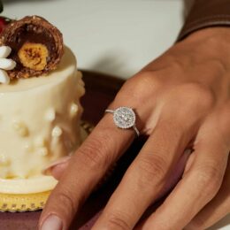 Anel solitário de prata 925 com banho de ródio e moissanite brilhante de 4,5 mm