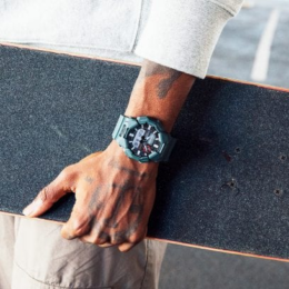 Relógio Casio G-Shock GA-010-2A em resina azul-petróleo com mostrador analógico-digital e botão frontal grande