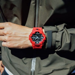 Relógio Casio G-Shock GA-700-4A em resina vermelha com mostrador preto analógico-digital e índices 3D