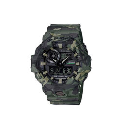 Foto do relógio Casio G-Shock GA-700CM-3A verde camuflado original com caixa grande em resina, botão frontal e pulseira com estampa militar para uso masculino esportivo.