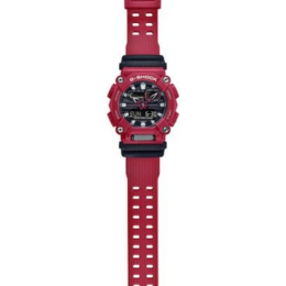 Relógio Casio G-Shock GA-900-4A em resina vermelha com mostrador preto e bisel de 10 lados com parafusos