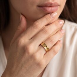 Aliança de ouro 6mm anatômica côncava usada na mão feminina