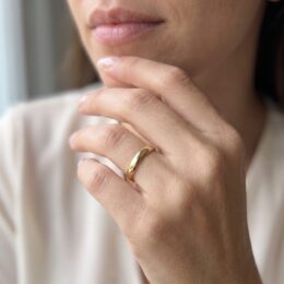 Aliança de ouro 3mm anatômica usada na mão feminina