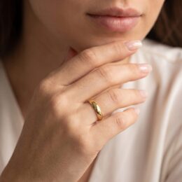 Aliança de ouro 3,5mm anatômica usada na mão feminina
