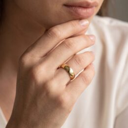 Aliança de ouro 5mm anatômica usada na mão feminina